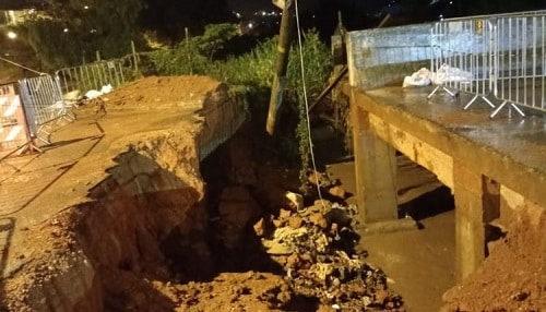 Barbacena enfrenta mais um temporal. Postes ameaçam cair em rua