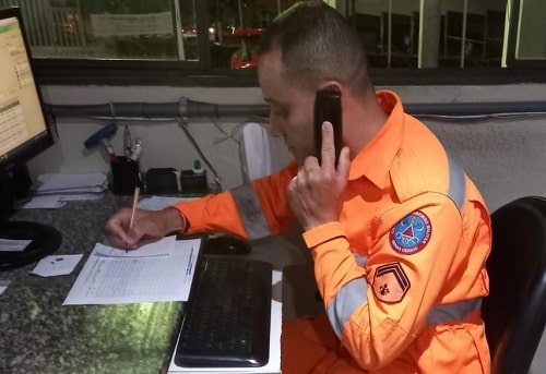 Por videochamada, bombeiro salva idosa que estava engasgada
