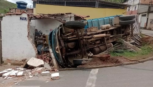 Caminhão atinge residência em Santos Dumont