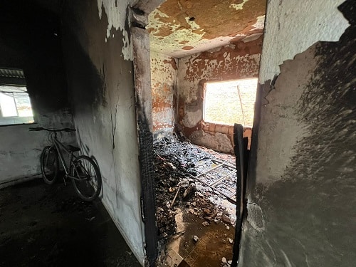 Bombeiros combatem incêndio em residência