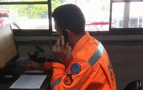 Por telefone bombeiro orienta salvamento de bebê engasgado