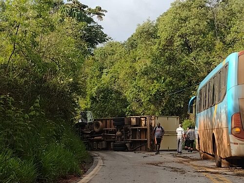 Carreta tomba e deixa Estrada Real interditada
