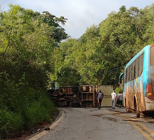 Carreta tomba e deixa Estrada Real interditada