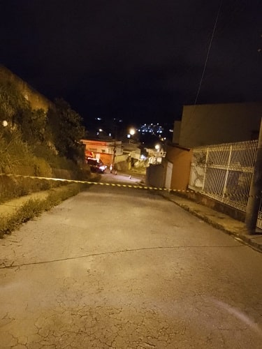 Cabo de energia se rompe, cai e faíscas assustam populares