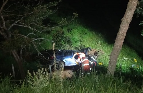 Carro estoura pneu, cai em barranco e duas pessoas ficam feridas