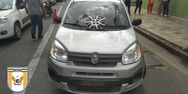 Ocupantes de carro clonado e sem placas são presos