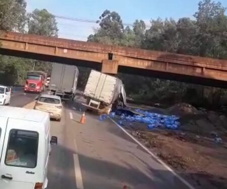 Acidente com caminhão que transporta água mineral na BR 040
