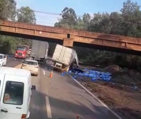 Acidente com caminhão que transporta água mineral na BR 040