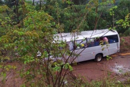 Micro-ônibus de Carandaí sofre acidente na 040 e 16 pessoas ficam feridas
