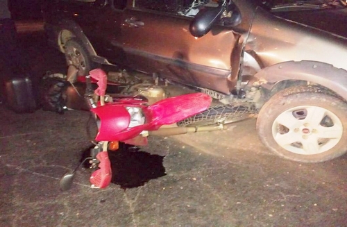 Acidente entre carro e moto no trevo do Paulo VI