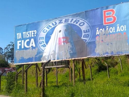 Outdoor sobre rebaixamento do Cruzeiro é pichado em Lafaiete