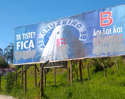 Outdoor sobre rebaixamento do Cruzeiro é pichado em Lafaiete
