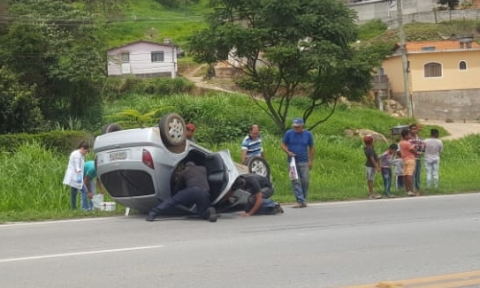 Carro capota na BR 040