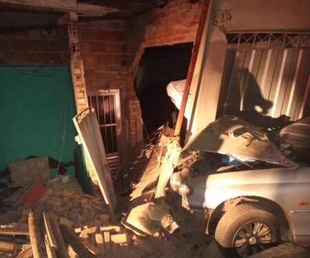 Jovem inabilitado pega carro emprestado, bate e destrói parcialmente residência