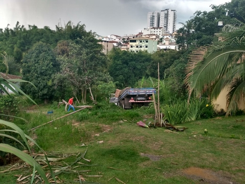 Caminhão desce morro sozinho e quase entra em residência