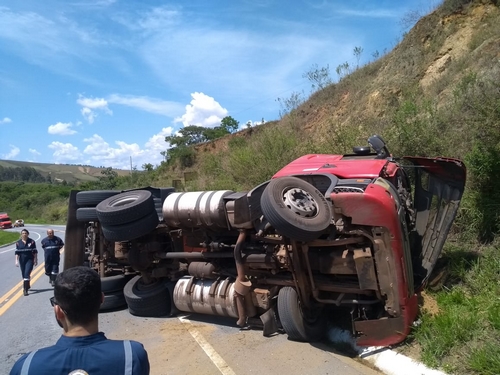 Carreta tomba e mata motorista