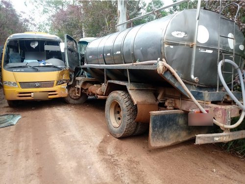 Segunda-feira nas estradas: Escolar e carreta batem e carro de passeio e cavalo se chocam