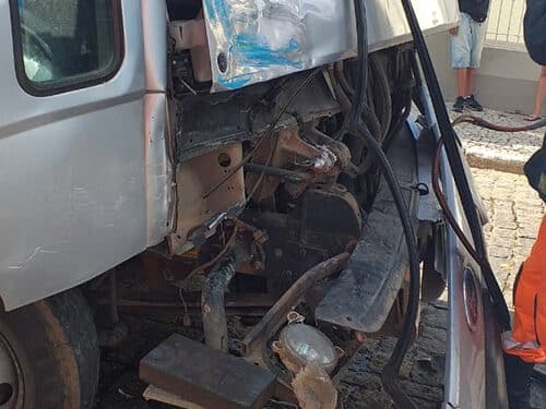 Homem fica ferido em batida entre ônibus e caminhão