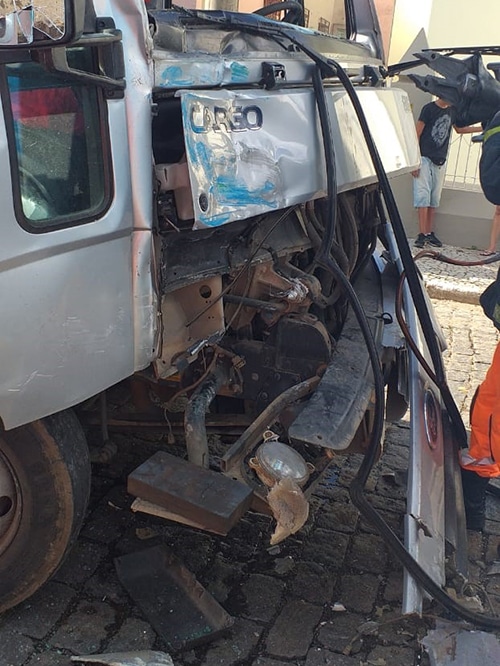 Homem fica ferido em batida entre ônibus e caminhão