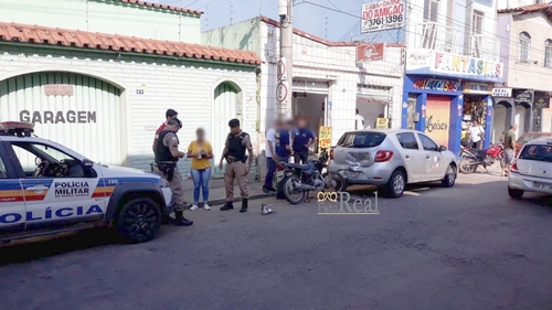 Motorista inabilitado desvia de buraco e envolve-se em acidente com outros veículos