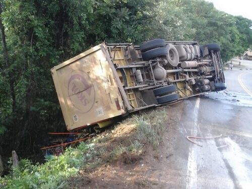 Carreta que transportava cerveja tomba na BR 383