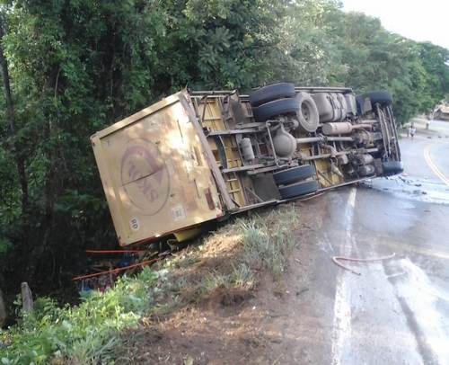 Carreta que transportava cerveja tomba na BR 383