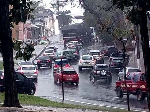 Chuva e trânsito: Uma carreta dá “L” na BR 040 e outra agarra na Telésforo Rezende