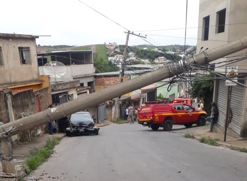Carro bate em poste