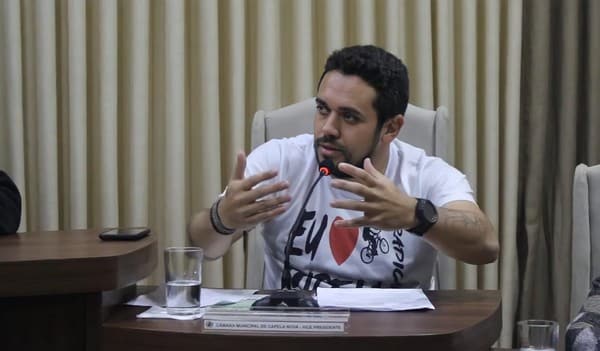 Vereador mais votado pede licença e suplente assume em Capela Nova