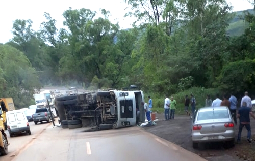 Carreta tomba e fecha pista da BR 040