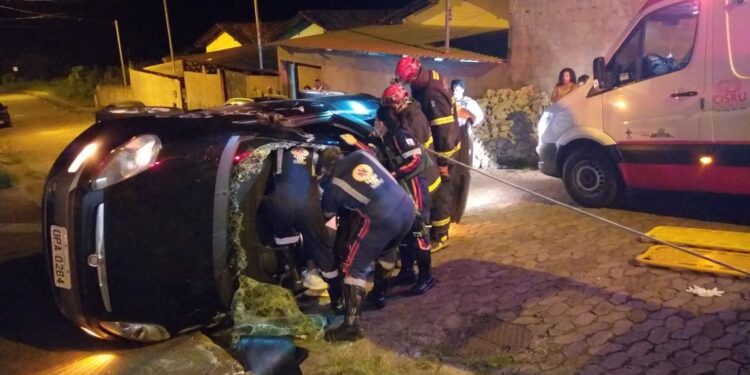 Casal fica ferido em capotamento de veículo