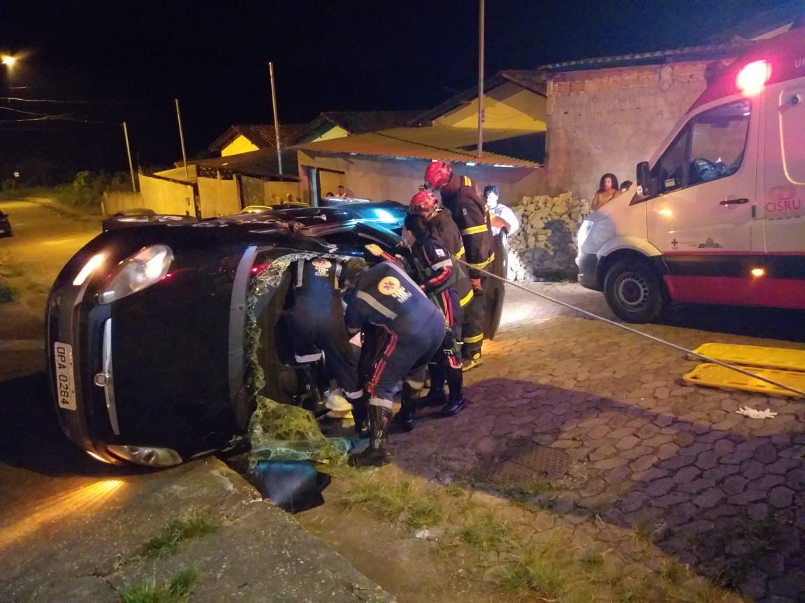 Casal fica ferido em capotamento de veículo