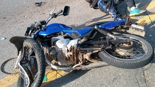 Motos batem de frente e quatro pessoas ficam feridas