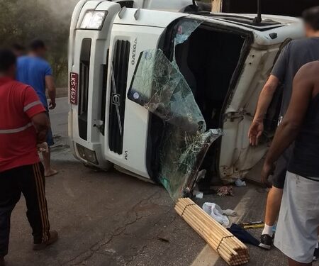 Caminhão tomba na BR 040 e carga se espalha na pista