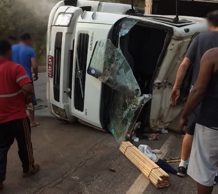 Caminhão tomba na BR 040 e carga se espalha na pista