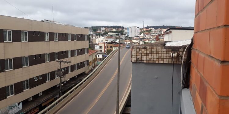 Viaduto parcialmente interditado no centro de Lafaiete