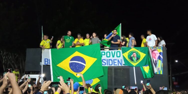 Lafaietenses lotam praça em evento de apoio à candidatura de Bolsonaro