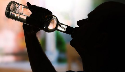 Bêbado bate em mulheres e idoso e coloca fogo em casa