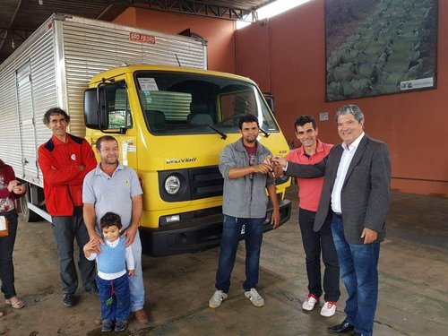 Associação de Agricultores Familiares de Congonhas  recebe caminhão baú