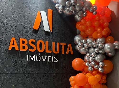 Absoluta Imóveis comemora um ano de casa nova