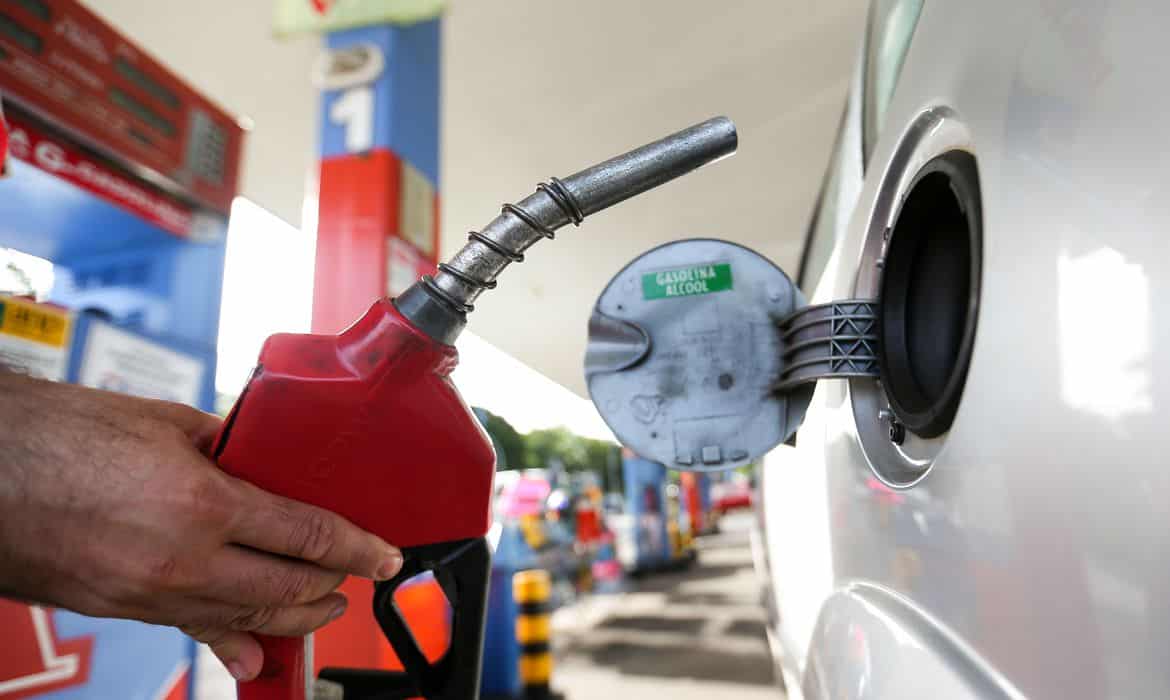 Postos antecipam aumento e vendem gasolina mais cara hoje em Lafaiete