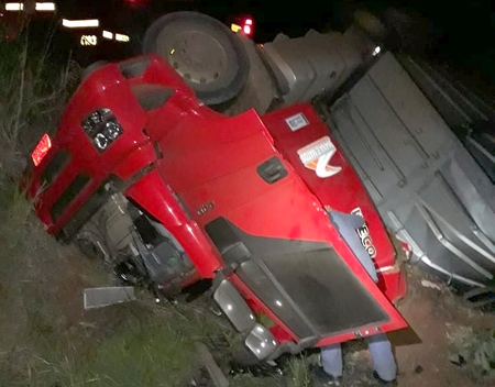 Motorista morre em acidente com caminhão de carvão