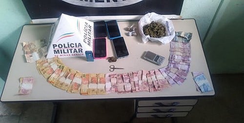 Cinco jovens são detidos na praça e conduzidos por suspeita de tráfico de drogas em Lafaiete