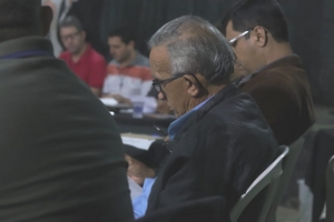 Vereadores fazem sessão itinerante e populares se irritam por não poderem se expressar