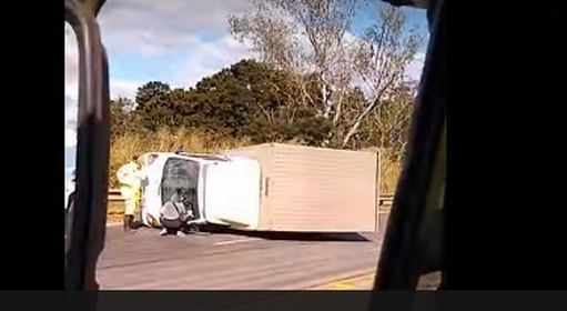 Caminhão tomba na BR 040 em Lafaiete