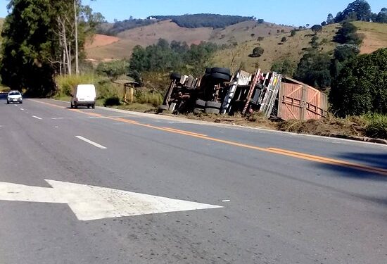 Caminhão de carvão tomba na BR 482