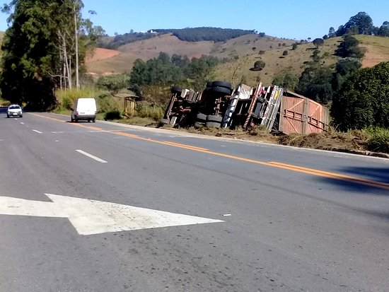 Caminhão de carvão tomba na BR 482