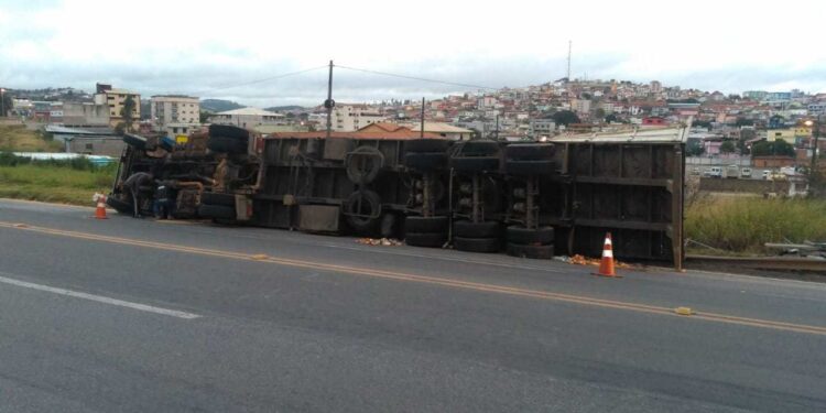 Carreta com oito ocupantes tomba na BR 040