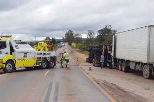 BR 040 está parada para destombamento de carreta no km 586