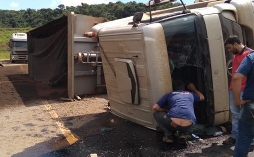 Caminhoneiro e motociclista ficam feridos em acidentes